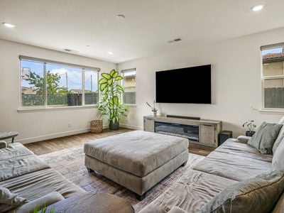 9882_SummertonWay_Int_FamilyRoom_1_01