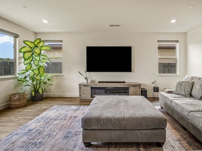 9882_SummertonWay_Int_FamilyRoom_1_02