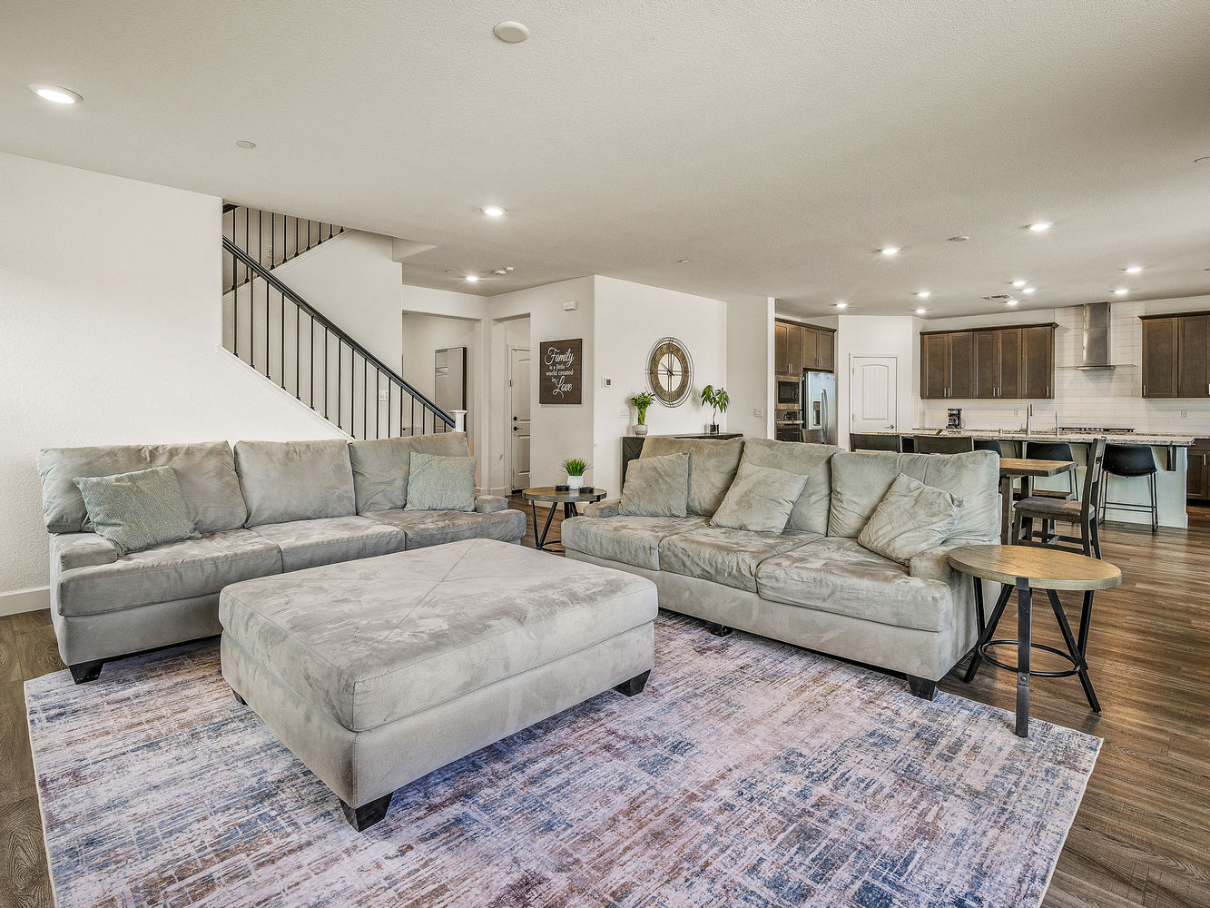 9882_SummertonWay_Int_FamilyRoom_1_04