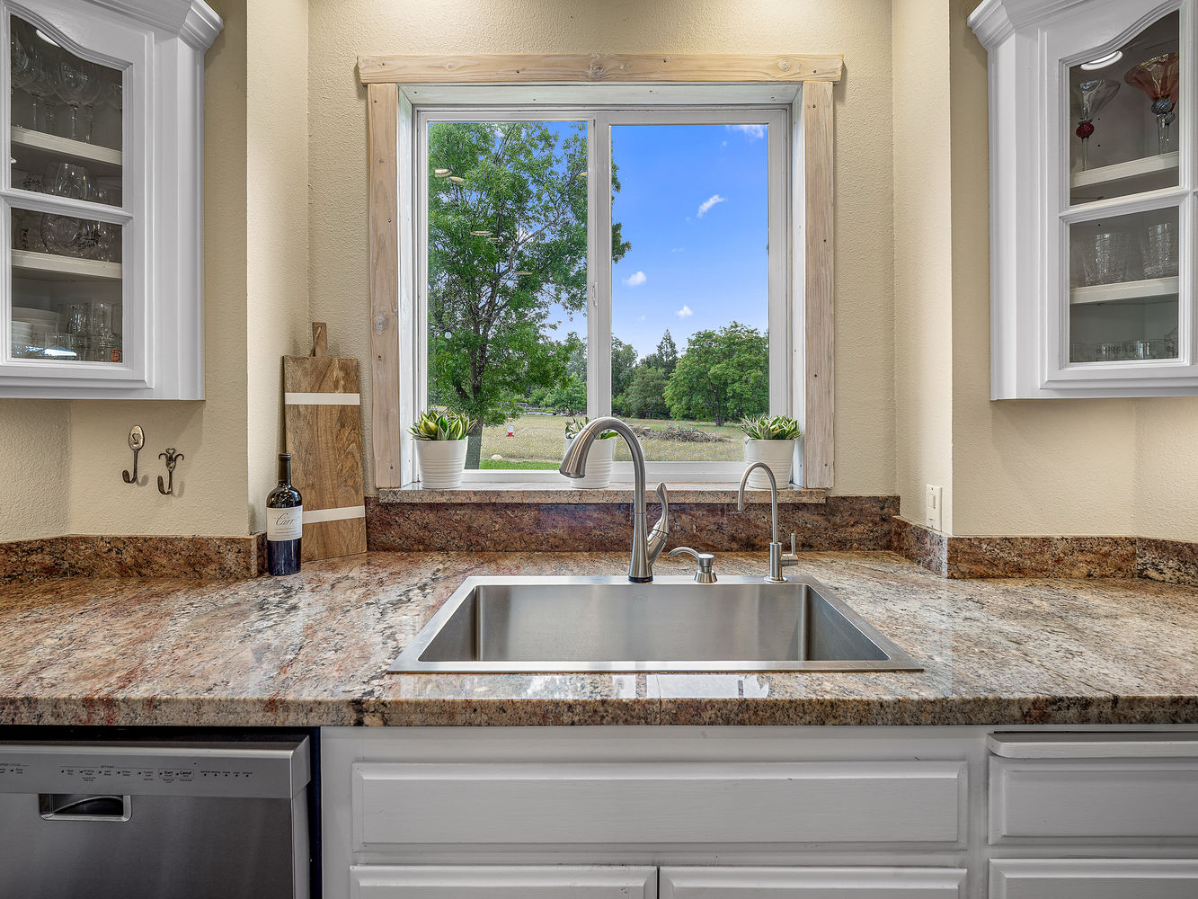 3140_RidgelineDrive_Int_Kitchen_1_04