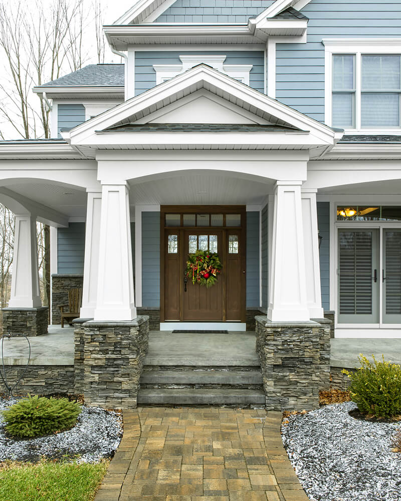 55231-christmas-wreath-on-front-door-of-house-2023-11-27-04-56-35-utc (1)