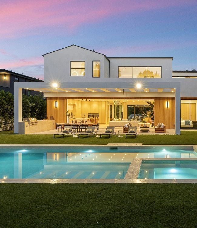 Modern luxury home with a pool(1)