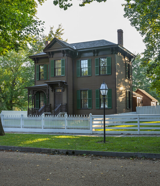 old-brown-victorian-house-in-the-lincoln-home-hist-2025-01-08-17-29-33-utc (1)