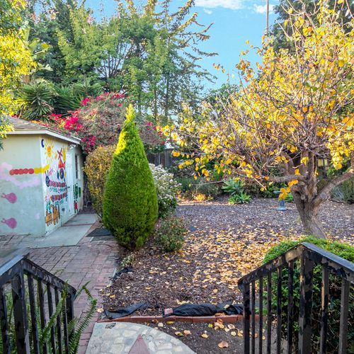Beautiful Bungalow in the Palisades just a block from the Ocean