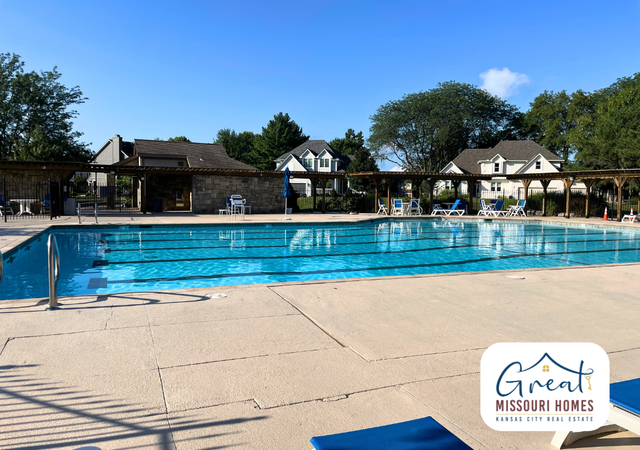 winterset-park-lees-summit-family-garden-pool-chairs-2-great-missouri-homes-reece-nichols-merla-turner