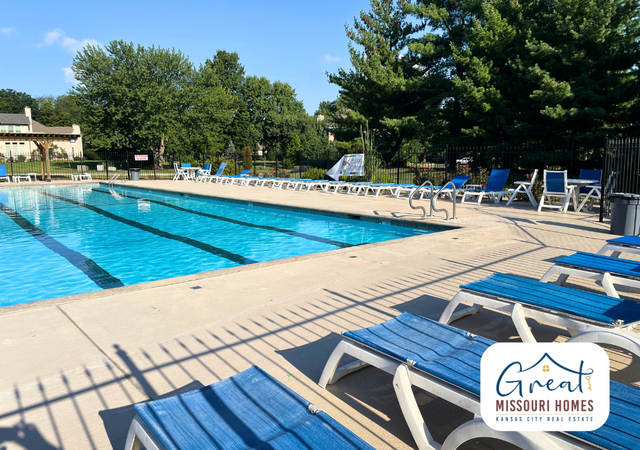 winterset-park-lees-summit-family-garden-pool-chairs-3-great-missouri-homes-reece-nichols-merla-turner