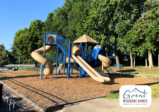 winterset-park-lees-summit-playground-clubhouse-seating-great-missouri-homes-reece-nichols-merla-turner