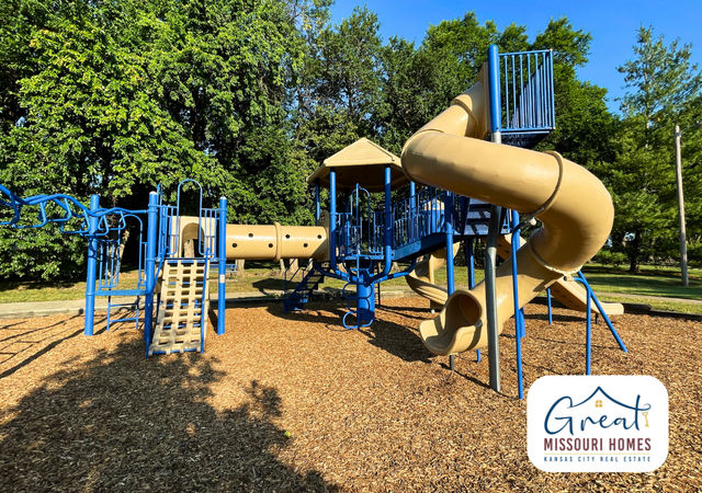 winterset-park-lees-summit-playground-slide-clubhouse-seating-great-missouri-homes-reece-nichols-merla-turner