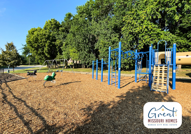 winterset-park-lees-summit-playground-swings-clubhouse-seating-great-missouri-homes-reece-nichols-merla-turner