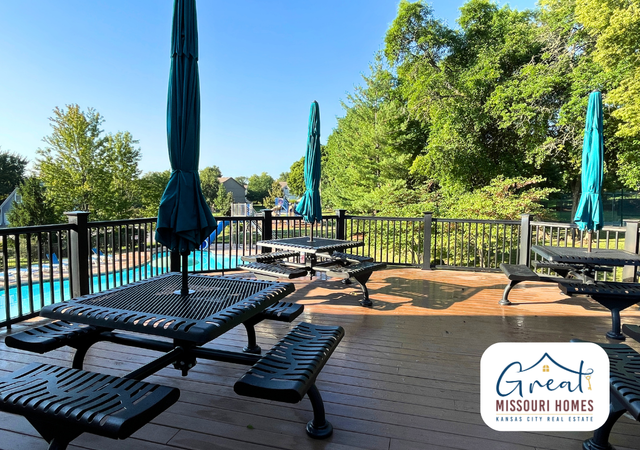 winterset-park-lees-summit-pool-clubhouse-seating-great-missouri-homes-reece-nichols-merla-turner