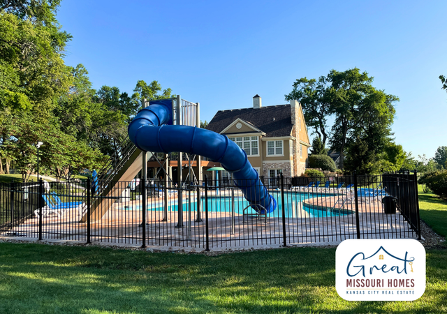 winterset-park-lees-summit-pool-waterslid-clubhouse-seating-great-missouri-homes-reece-nichols-merla-turner