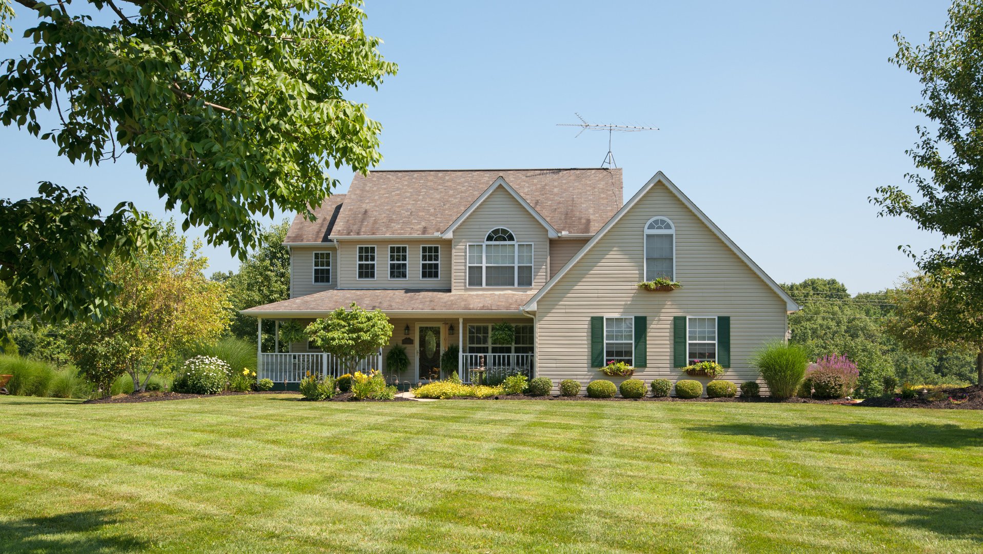 Green pastures surround a farm house in Kentucky