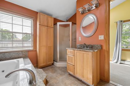 72-Mayfield-St-Seekonk-MA-Primary-Bedroom-Suite-Bath-2
