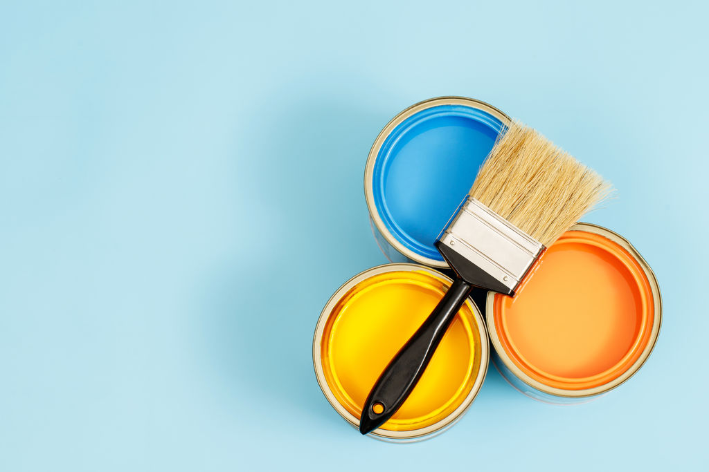 Paint cans and paint brushes and how to choose the perfect inter