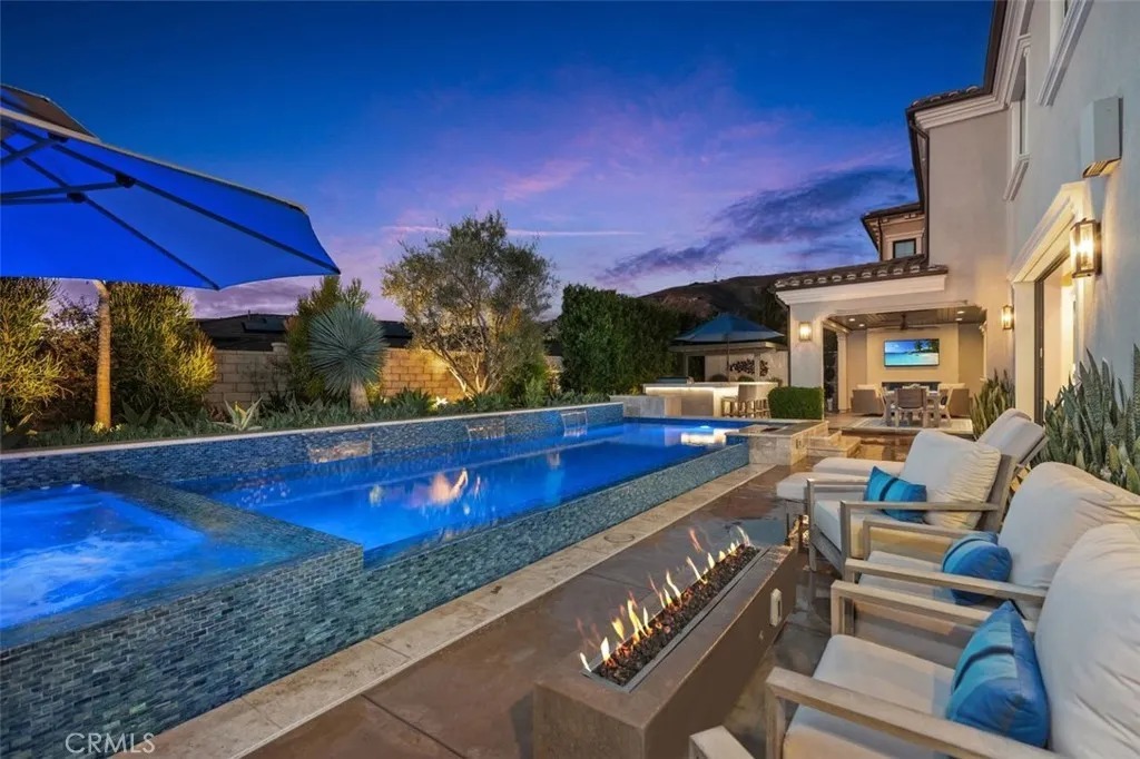 e4710fc38d006592623450add3edef55l-b998221315rd-w1280_h960