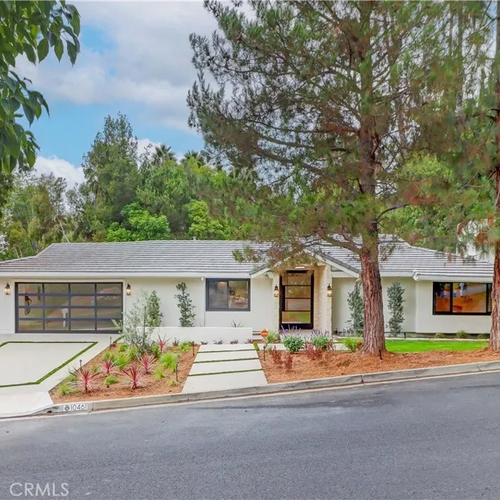 A Single-Story Modern Retreat in North Tustin