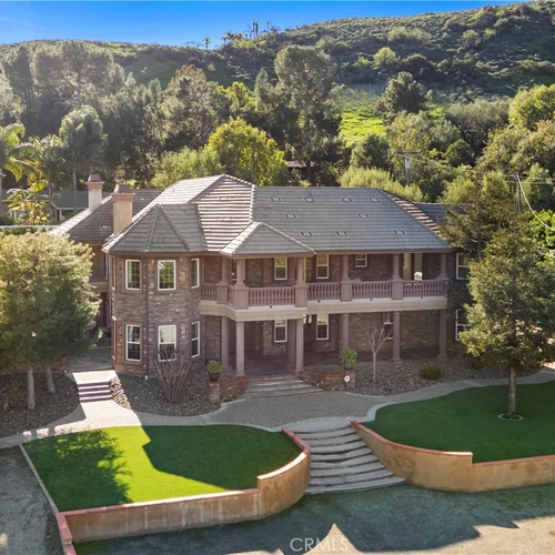 An Exclusive Equestrian Estate with Multiple Residences in Orange Park Acres