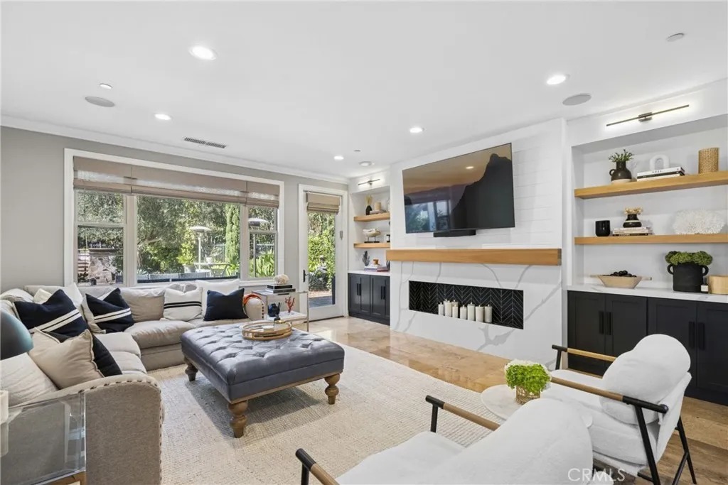 8065ff93020084f36d4259728c5ce076l-m2707449649rd-w1280_h960