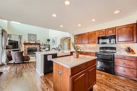 2845 Spring Hill Peak – Web Quality – 008 – 12 Kitchen