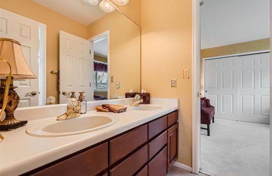 2845 Spring Hill Peak &#8211; Web Quality &#8211; 021 &#8211; 31 2nd Floor Jack and Jill Bathroom