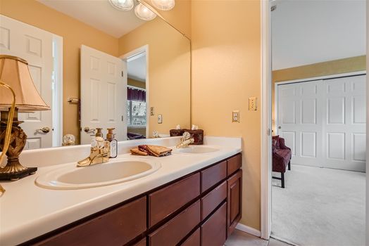 2845 Spring Hill Peak – Web Quality – 021 – 31 2nd Floor Jack and Jill Bathroom