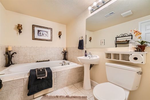 2845 Spring Hill Peak – Web Quality – 024 – 36 Lower Level Bathroom