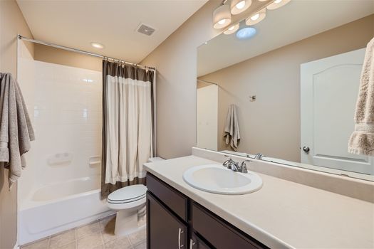 1140 Raindrop Way &#8211; Web Quality &#8211; 019 &#8211; 22 2nd Floor Bathroom