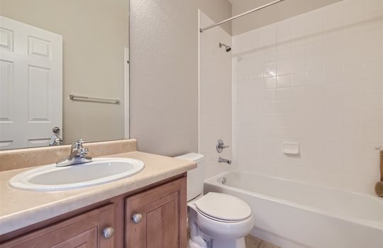 970 Rockhurst Drive #C &#8211; Web Quality &#8211; 023 &#8211; 25 2nd Floor Bathroom