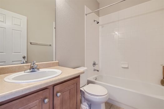 970 Rockhurst Drive #C – Web Quality – 023 – 25 2nd Floor Bathroom