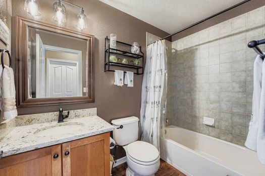 2334 Westout Ave - Web Quality - 027 - 24 Bathroom