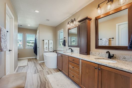 2334 Westout Ave - Web Quality - 030 - 29 2nd Floor Primary Bathroom