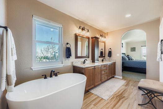 2334 Westout Ave - Web Quality - 031 - 30 2nd Floor Primary Bathroom