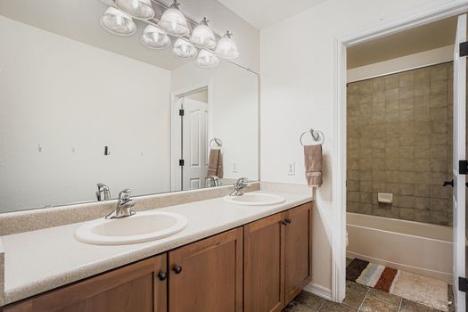 2334 Westout Ave - Web Quality - 035 - 35 2nd Floor Bathroom