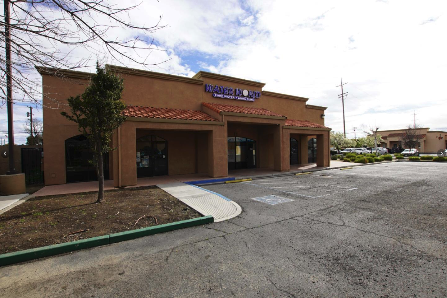 Exterior view of retail building 225 Mercey Springs Rd Los Banos