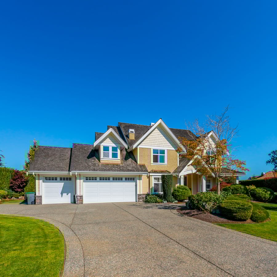 Big,Custom,Made,Luxury,House,With,Nicely,Landscaped,And,Trimmed