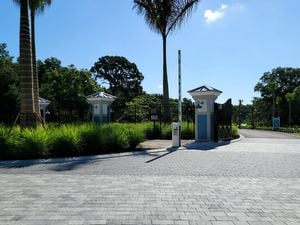 Gate
