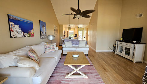 Living room to entrance1