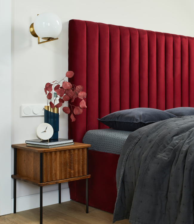 elegant bedroom interior with red bed, grey bedclothes(1)