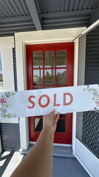 63930DB2-C925-4D1E-BA85-05A1AD34F593_1_105_c