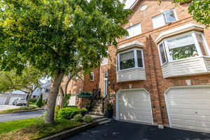 23-2051 Merchants Gate Cres Exterior-04