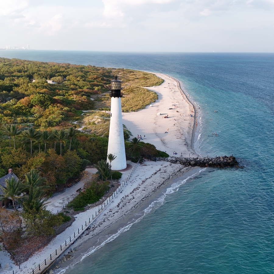 The,Iconic,Key,Biscayne,Lighthouse,Stands,Proudly,Against,The,Clear