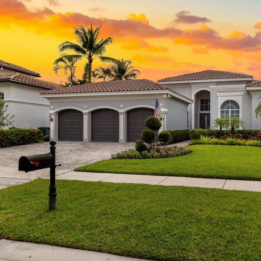 Facade,Of,An,Elegant,House,With,Gray,Walls,With,White
