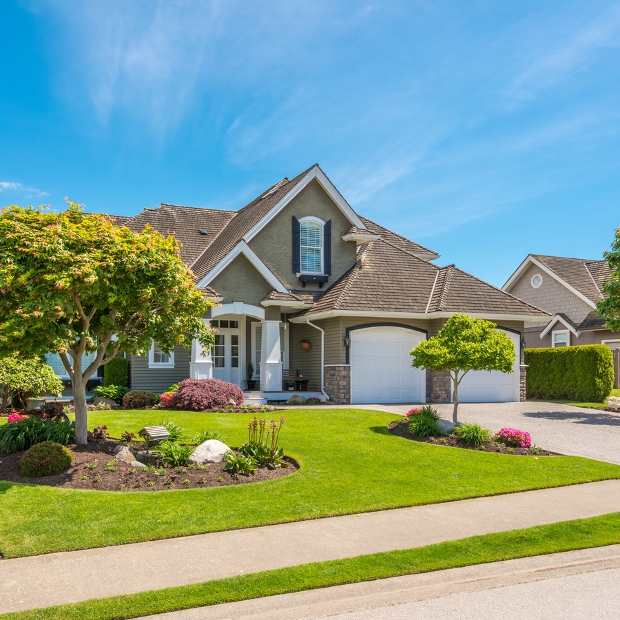 Fragment,Of,Luxury,House,With,Nice,Summer,Landscape,In,Vancouver,