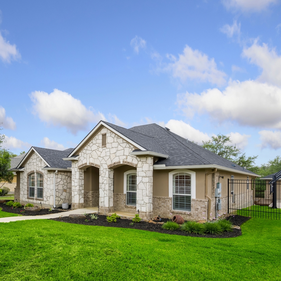 Dallas,,Texas,-,April,2023:,A,Home,With,A,Lawn