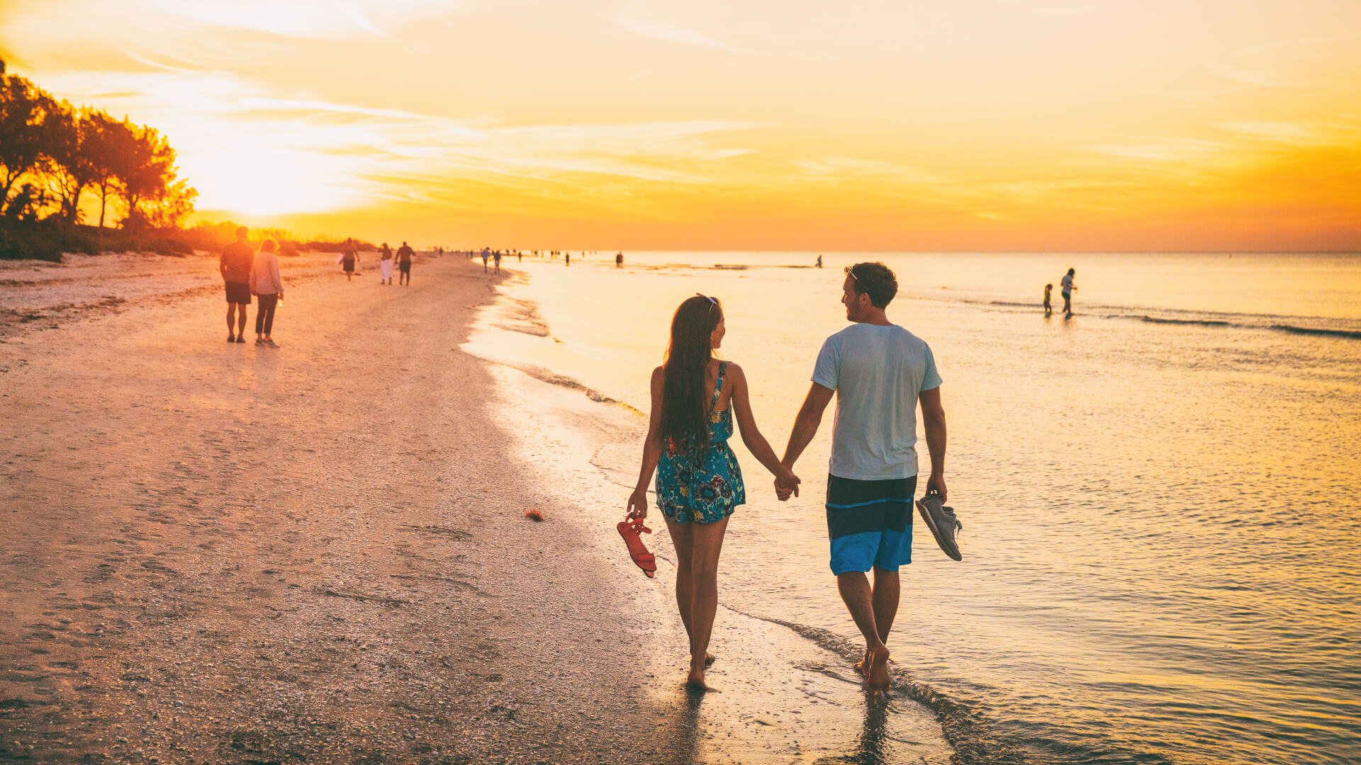 Beach summer beach people lifestyle happy couple_right