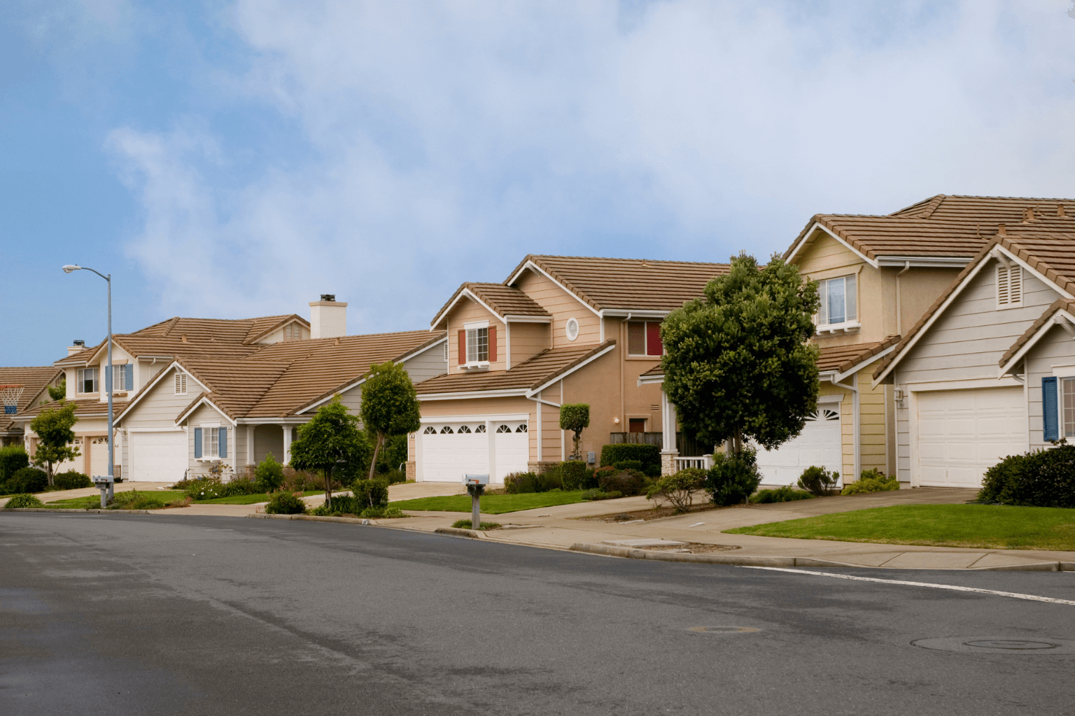 Quiet residential street with homes in Orinda, California