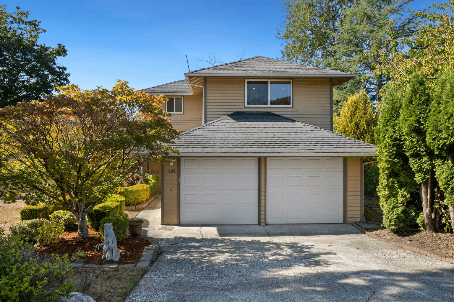 Modern single family house in Concord CA neighborhood.
