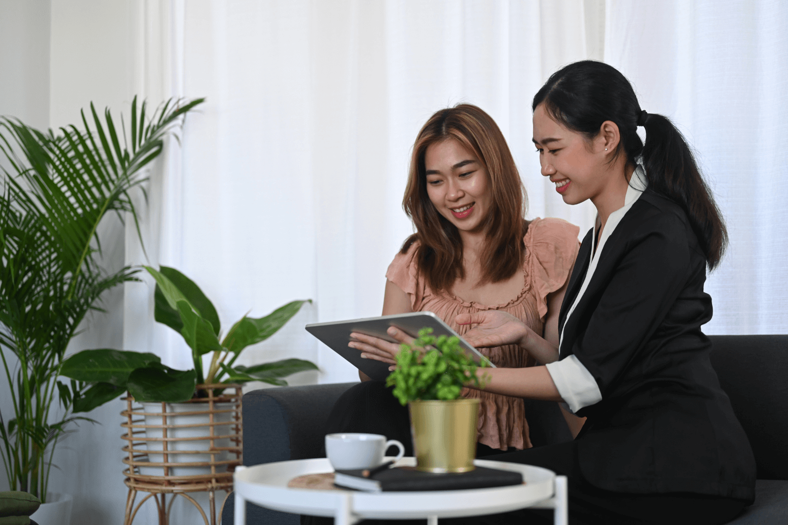 Real estate agent explaining seller concessions to homebuyers