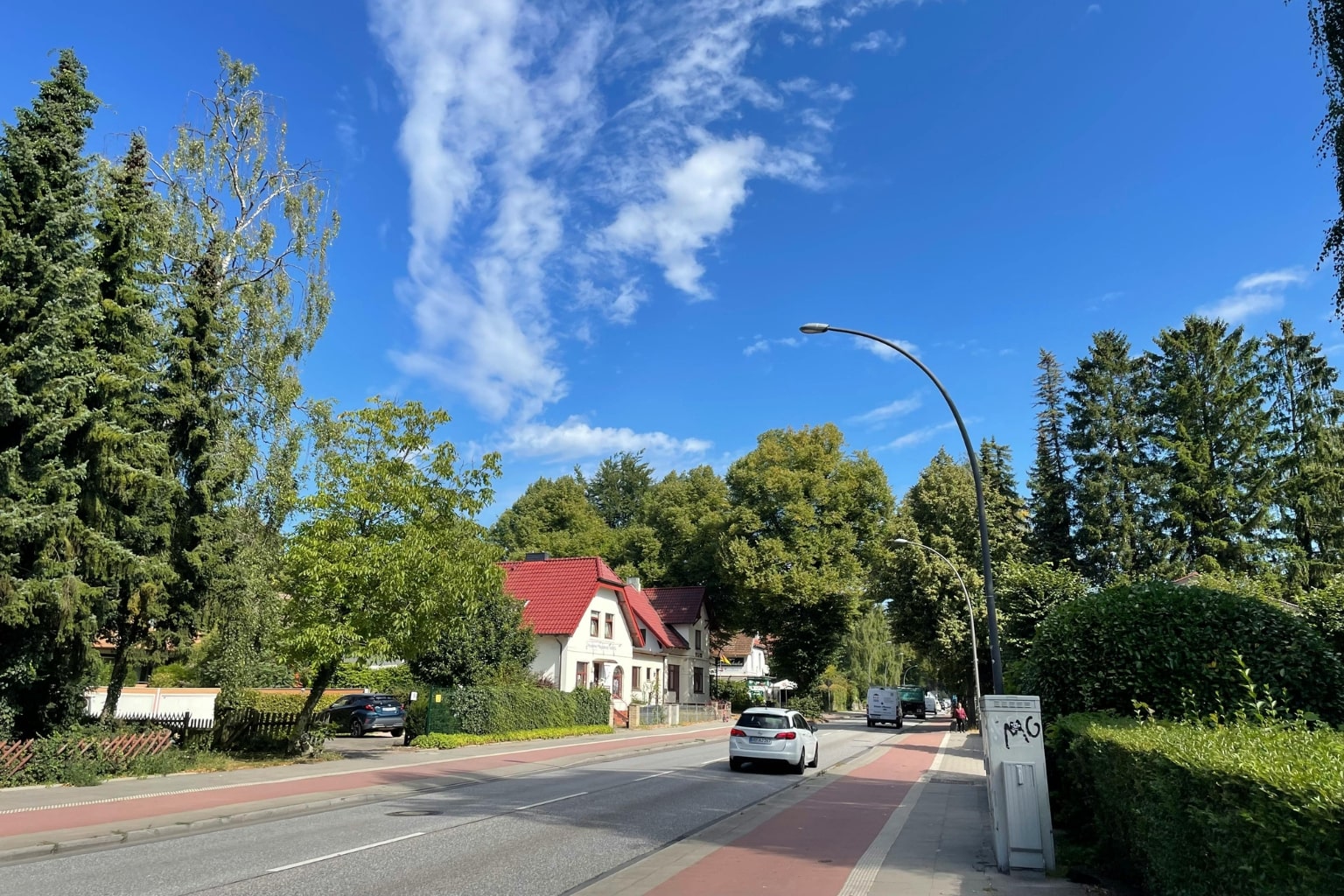 A quiet neighborhood representing Pleasanton's safety neighborhood.