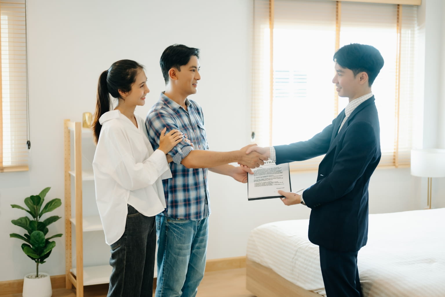 Home Selling Timeline in Moraga Buyer and seller shaking hands after an agreement.